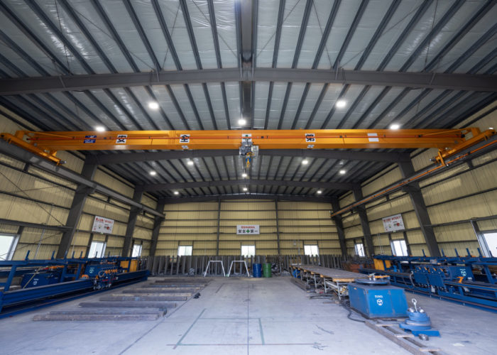 加工場内部に設置された天井クレーン